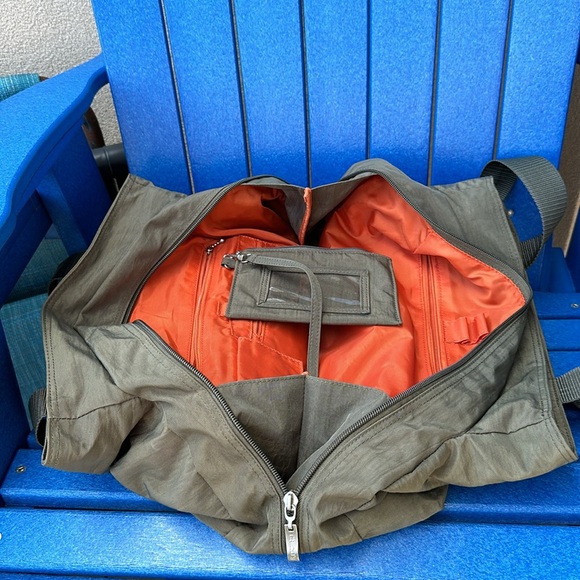 Chicos Travelers Bag- lightweight, many compartments - Picture 6 of 9